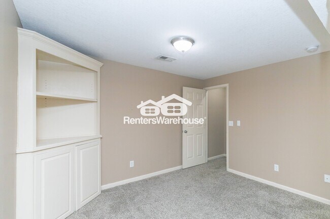 Building Photo - 5701 NE Hidden Meadow Dr