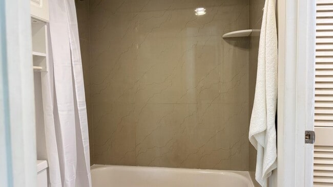 Building Photo - 4657 Fountains Dr S