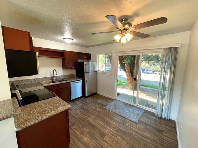 Building Photo - Fantastic 1 Bedroom Apartment in St Johns with Updated Kitchen