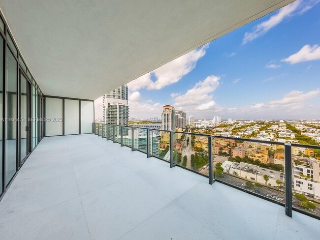 Building Photo - 800 South Pointe Dr