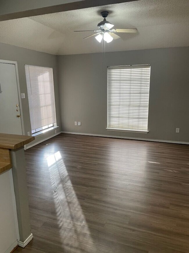 Building Photo - 322 Spring Branch Ln