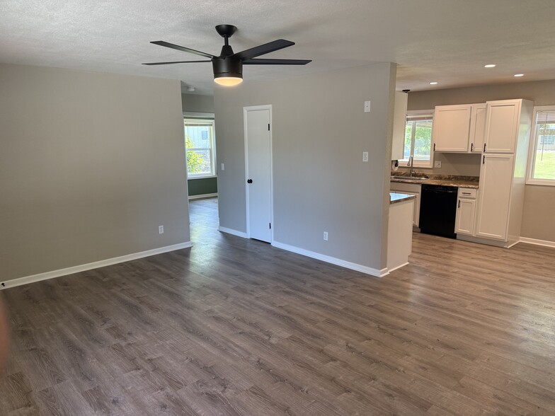 Building Photo - 406 Hillview Dr
