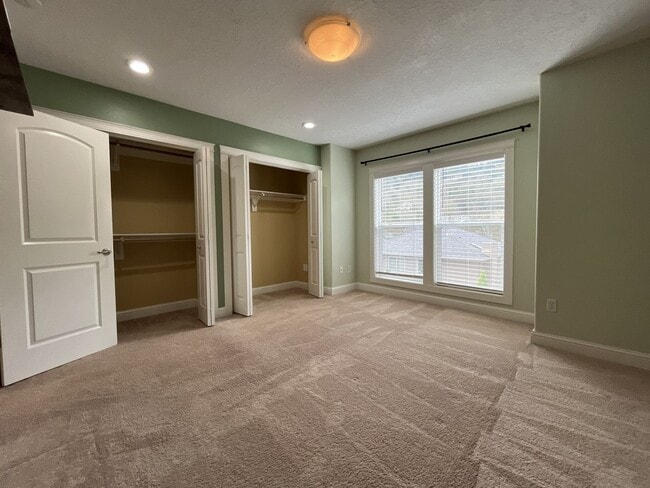 Building Photo - Modern Townhome Near OHSU with 3 Bedrooms Each with Private En-Suite Bath