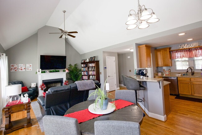 Building Photo - Charming 3 BR/2BA Ranch with fully fenced ...