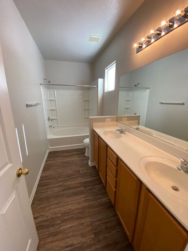 Building Photo - AMERICANA Property Mgmt - Freshly remodele...