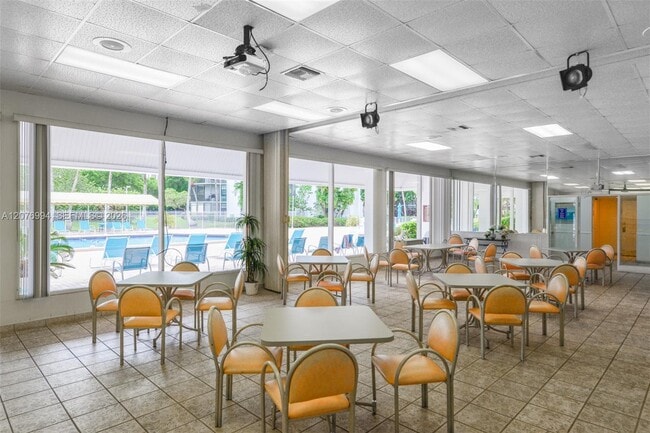 Building Photo - 20500 W Country Club Dr