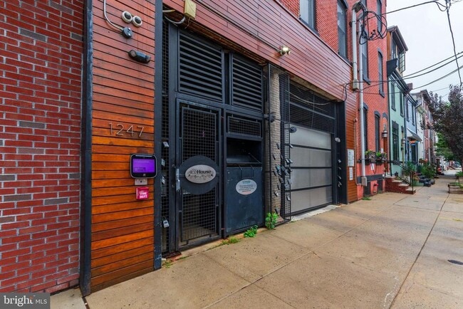 Building Photo - 1247 E Columbia Ave