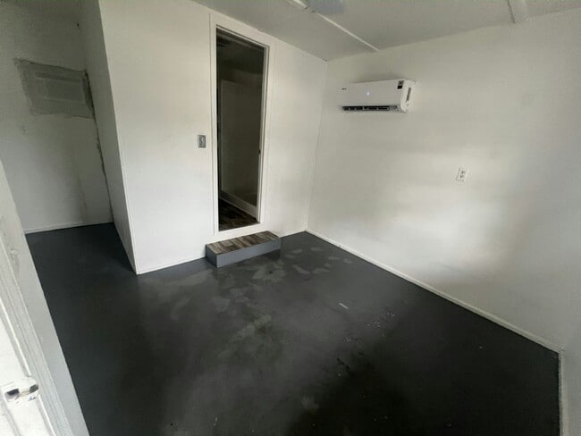 Building Photo - 14035 W River Rd