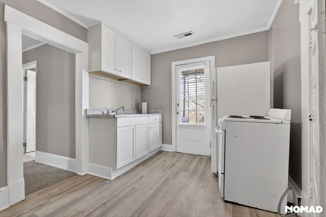 Building Photo - 235 E Monmouth St