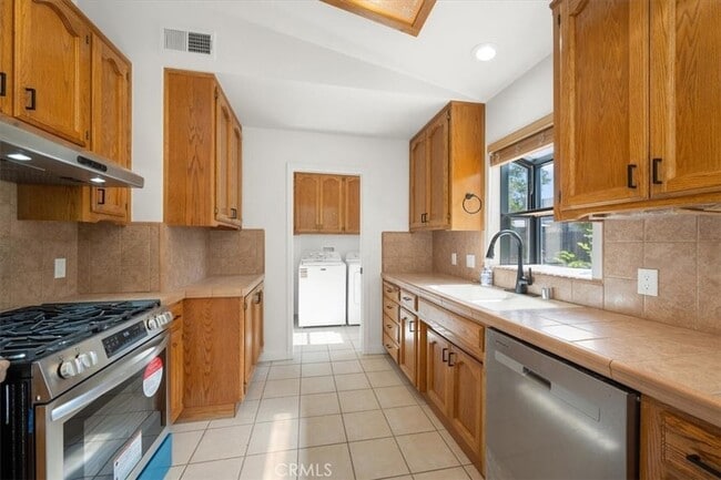 Building Photo - 836 Casals Dr