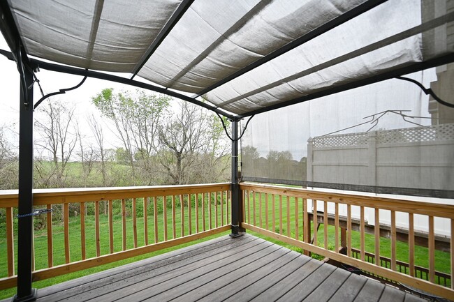 Building Photo - Nice 2 bedroom, 2.5 bath Townhouse with ba...