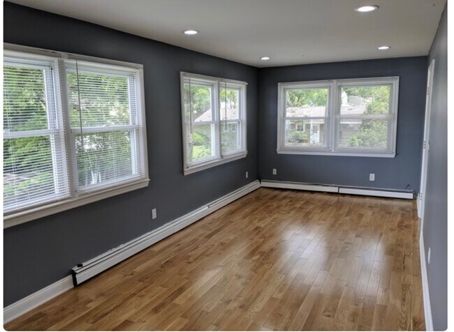 Family room - 430 Littleton Rd