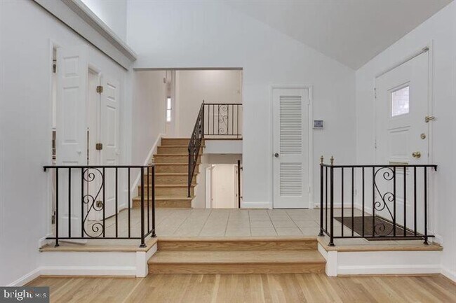 Building Photo - 5400 Greystone St