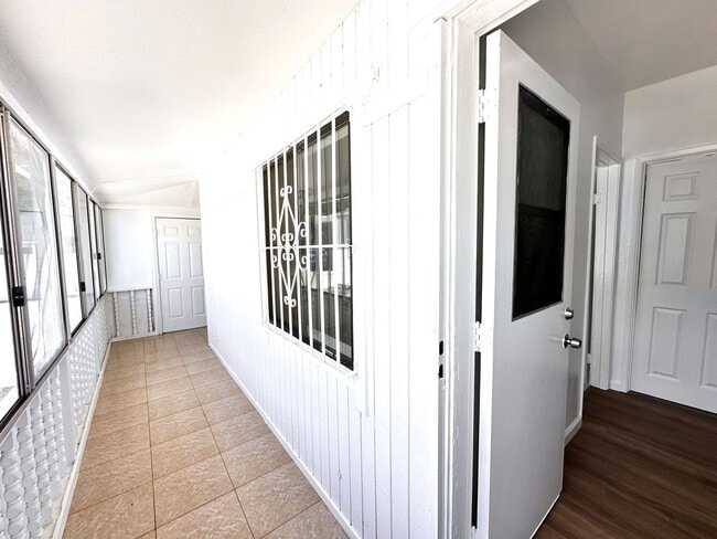 Building Photo - LARGE 4 BEDS 2 FULL BATHS HOUSE FOR RENT!