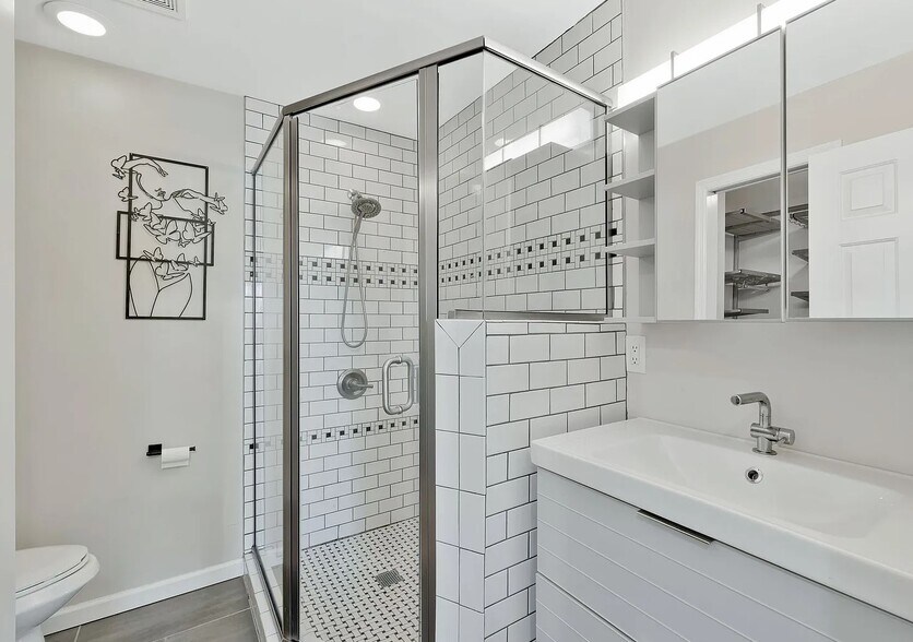 Master bathroom - 145 W End Pl