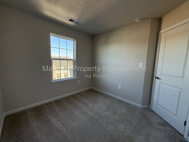 Building Photo - 1100 Rampart Dr