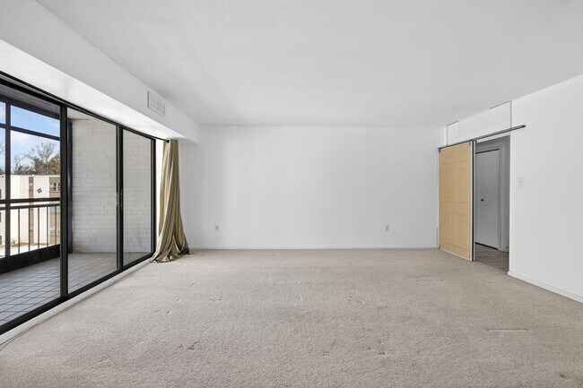 Building Photo - 1 Bedroom Condo Walking distance to UofD  Showing Saturday 3/14 11:30am-11:45