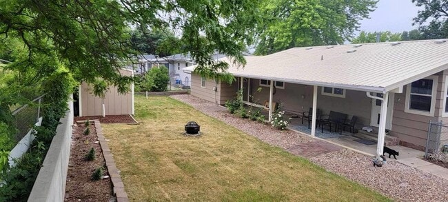 Building Photo - 2202 Alamo Dr