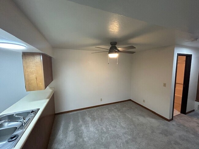Building Photo - 1 bedroom, 1 bath with upgraded LED Lighting!