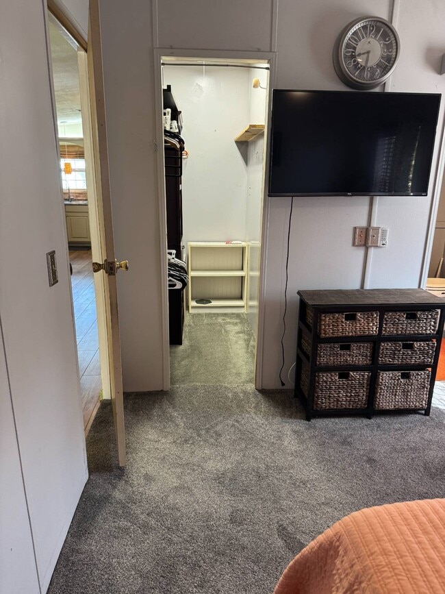 Building Photo - 638 N Edgewater Dr