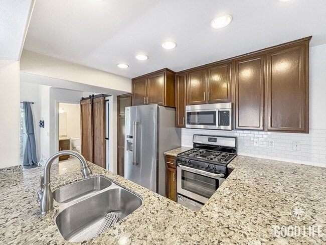 Building Photo - Great 2B/2.5BA Townhouse in PB with Roofto...