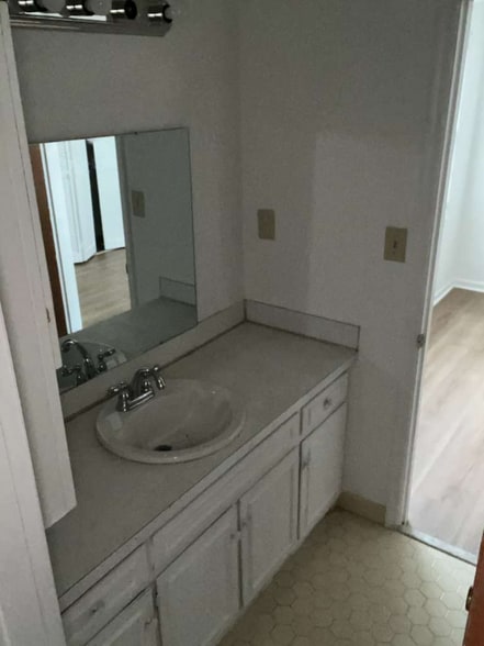 Building Photo - 1237 Shalom Dr