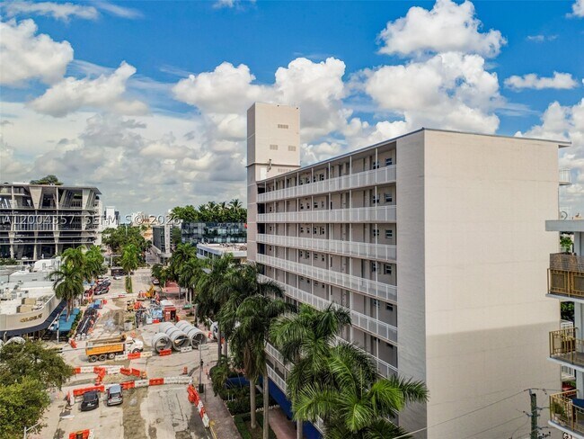 Building Photo - 1300 Lincoln Rd