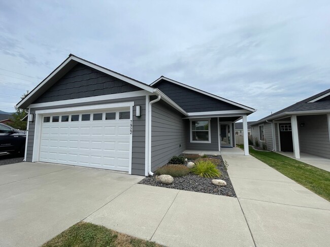 Building Photo - 3 bedroom 2 bathroom home located in Rathdrum