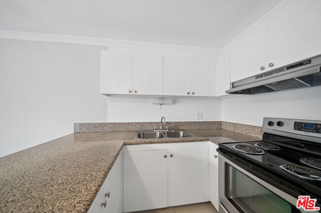 Building Photo - 7545 Hampton Ave