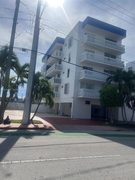 Building Photo - 8530 Byron Ave