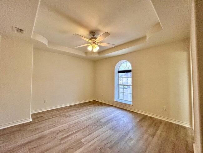 Building Photo - 1000 Ranchway Dr