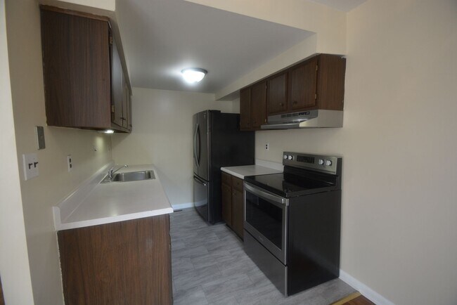 Building Photo - Recently Updated 3 Bedroom 1 Bath in Newark with a Partially Finished Basement