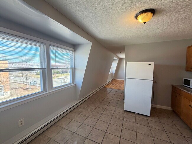 Building Photo - 682 Beech St