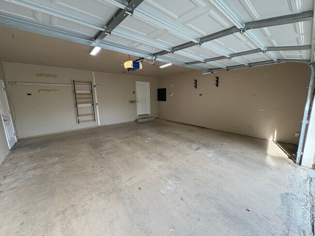 Building Photo - NW Visalia Home Near Country Club Available Now! *Private Showing Only*