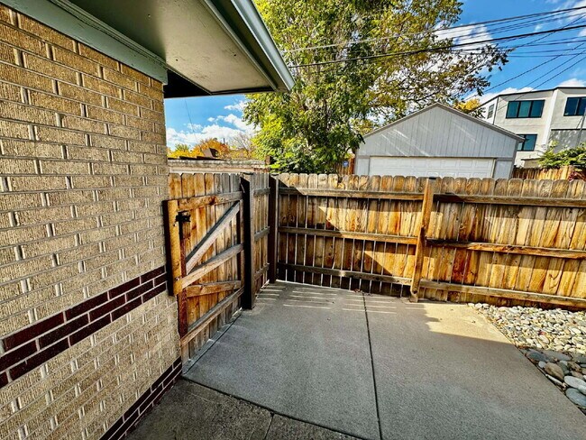 Building Photo - Cozy Home in Sunnyside!