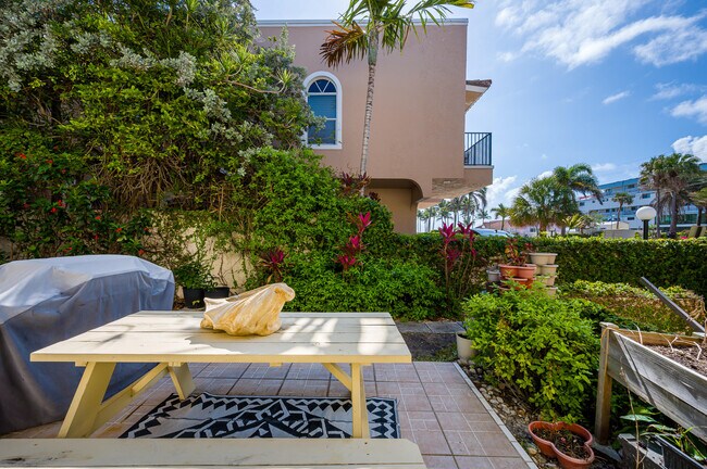 Building Photo - 584 SE 20th Ave