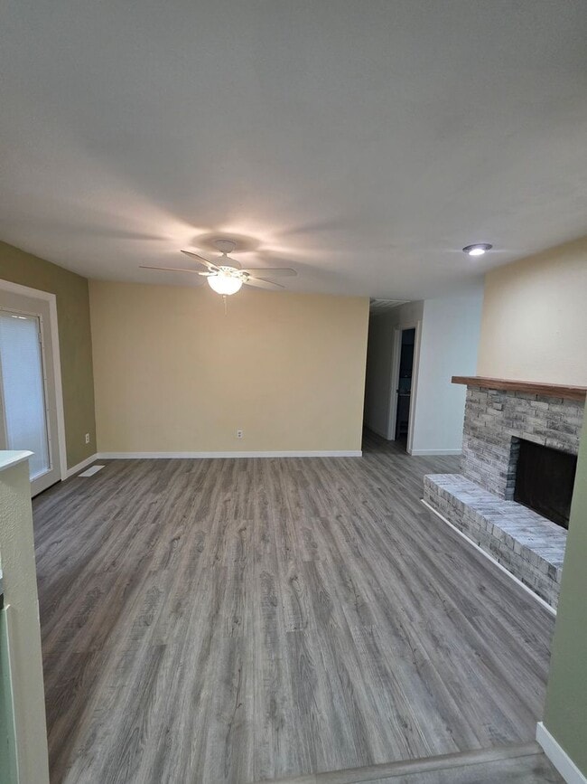 Building Photo - **Spacious 3-Bedroom, 2 -Bath Home Available!**
