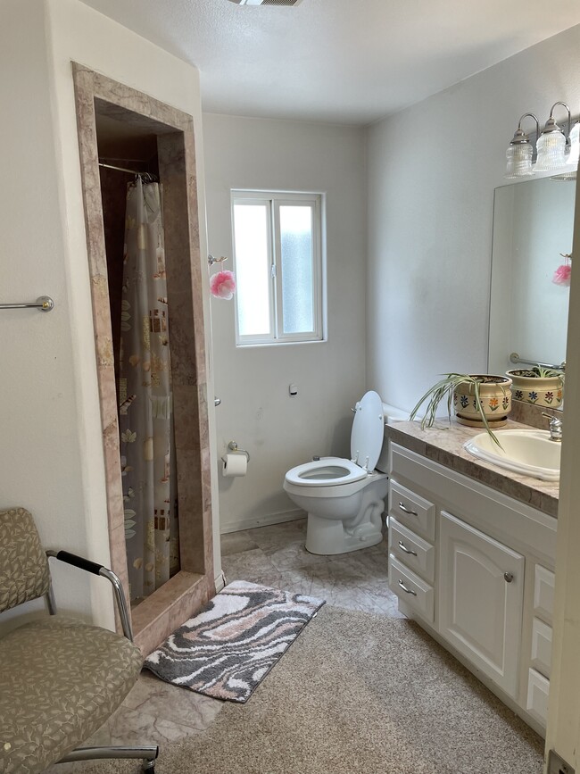 Large bathroom - 1515 Ransom Rd