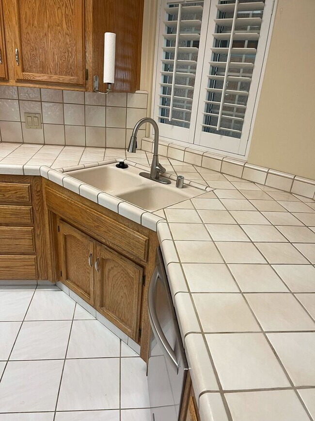 Building Photo - Beautiful 4 Bedroom 2 Bath Home with Pool.