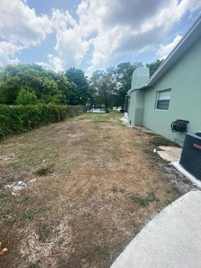 Building Photo - 1317 Willow Rd