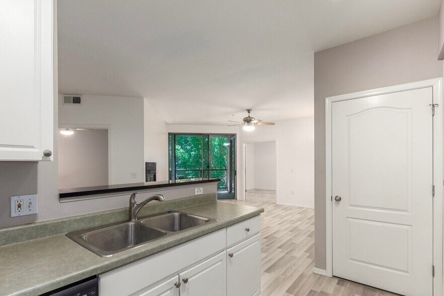 Building Photo - 1701 E Colter St