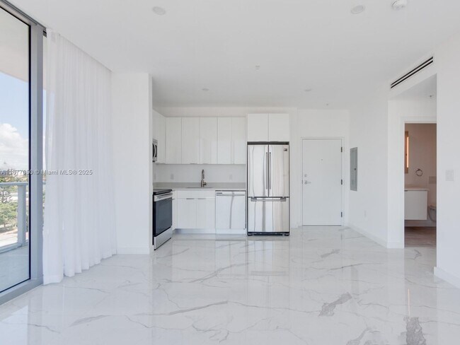 Building Photo - 8425 Crespi Blvd