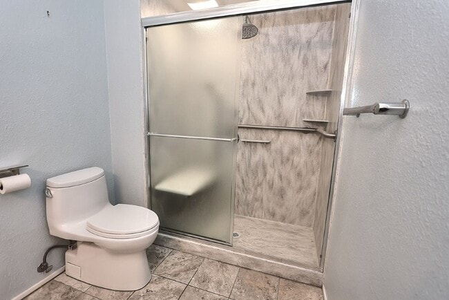 Building Photo - Beautiful corner halfplex available now for rent!