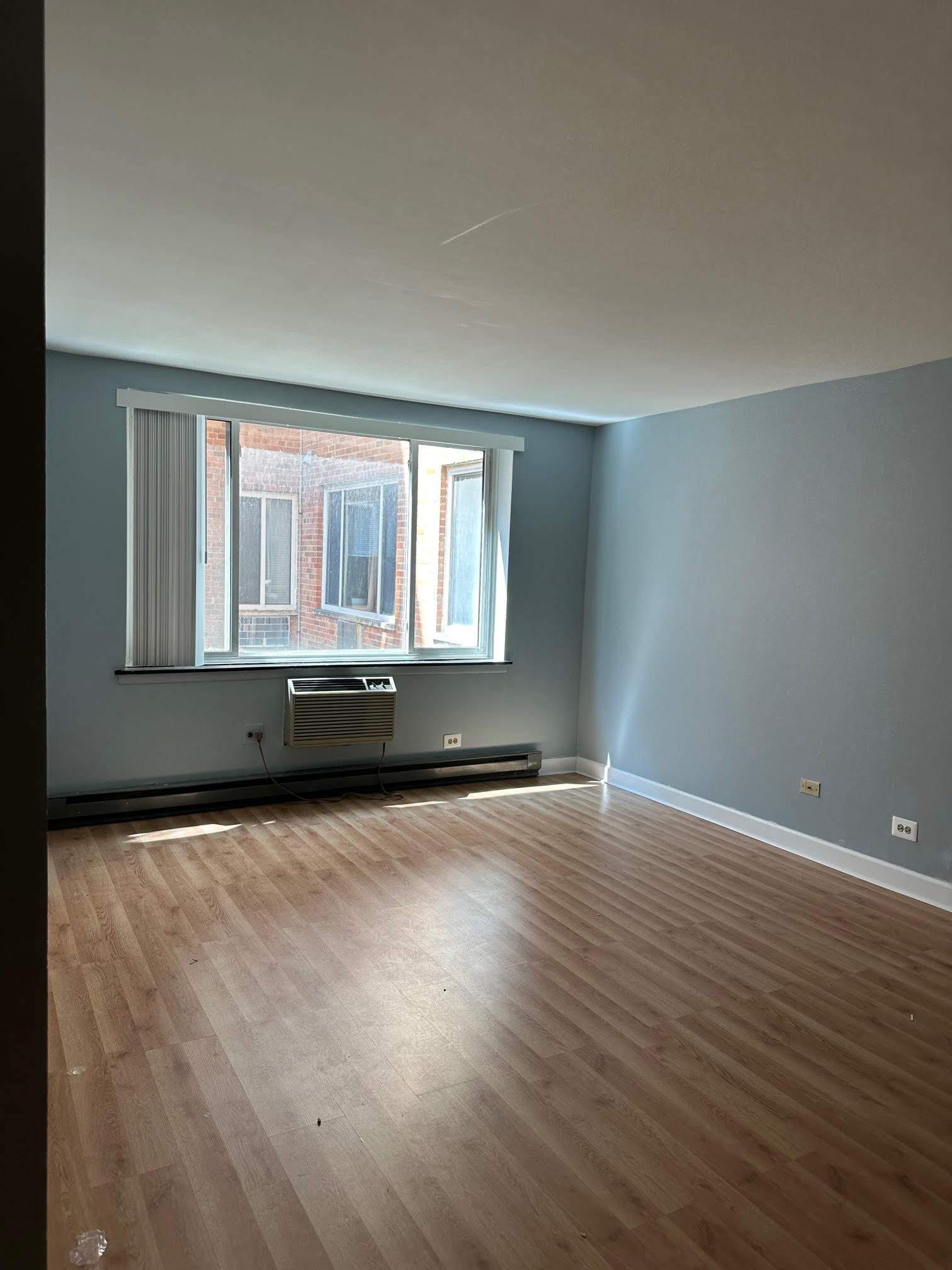 Building Photo - 3825 N Pine Grove Ave