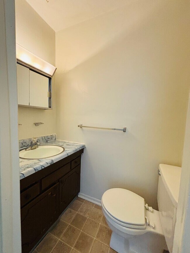 Building Photo - 2 Bedroom, 1.5 Bath Townhouse