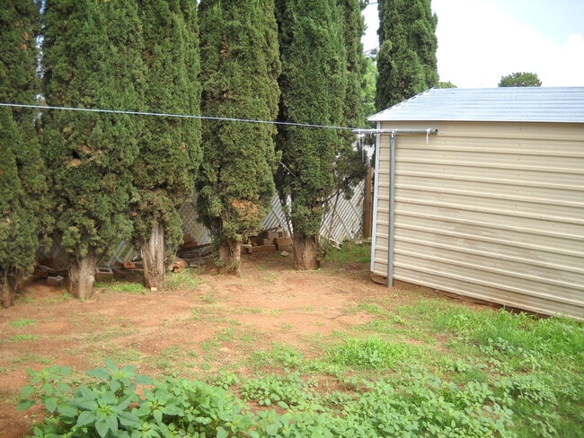 Building Photo - Cute House in Town