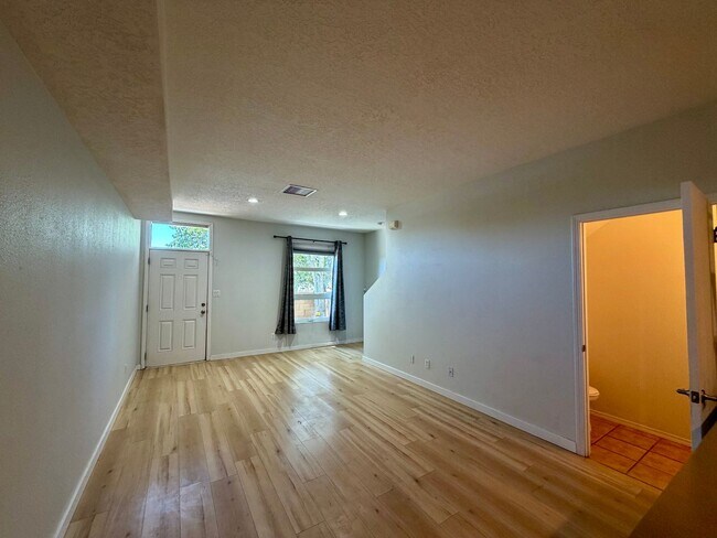 Building Photo - Cute 2 Bedroom 1.5 Bathroom Located In Downtown Albuquerque!