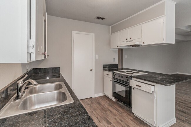 Building Photo - COMING SOON! UPDATED 3 BEDROOM IN ALEDO