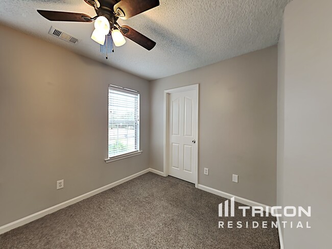 Building Photo - 404 Gresham Dr