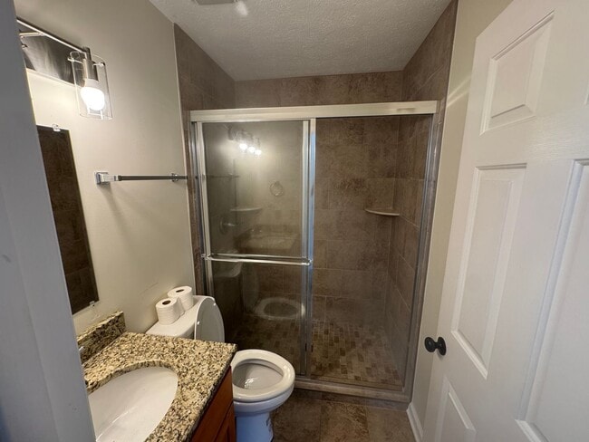 Building Photo - FOR LEASE- 2 BEDROOM DUPLEX MINUTES FROM 840!